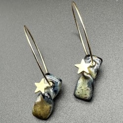 Boucles d’oreilles "Twister" en grès noir émaillé, façonnées à la main