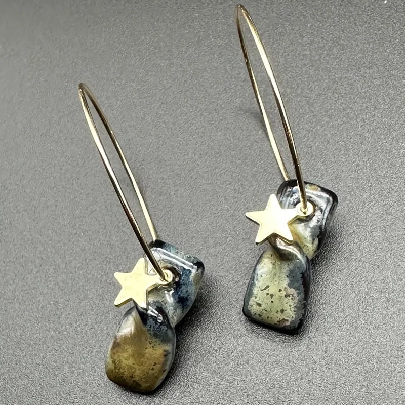 Boucles d’oreilles "Twister" en grès noir émaillé, façonnées à la main Boucles d’oreilles "Twister" en grès noir émaillé, façonnées à la main