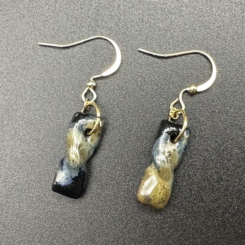 Boucles d’oreilles "Twister" en grès noir émaillé, façonnées à la main Boucles d’oreilles "Twister" en grès noir émaillé, façonnées à la main