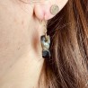 Boucles d’oreilles "Twister" en grès noir émaillé, façonnées à la main