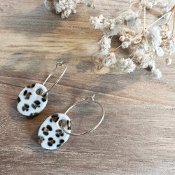 Boucles d'oreilles léopard Emma en grès blanc émaillé, façonnées et peintes à la main