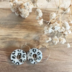 Boucles d'oreilles léopard Oryx en grès blanc émaillé, façonnées et peintes à la main