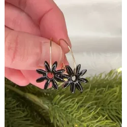 Boucles d'oreilles fleurs en grès noir émaillé, façonnées et peintes à la main