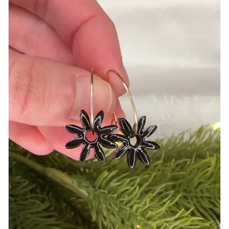 Boucles d'oreilles fleurs en grès noir émaillé, façonnées et peintes à la main