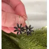 Boucles d'oreilles fleurs en grès noir émaillé, façonnées et peintes à la main