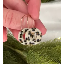 Boucles d'oreilles léopard en grès blanc émaillé, façonnées et peintes à la main