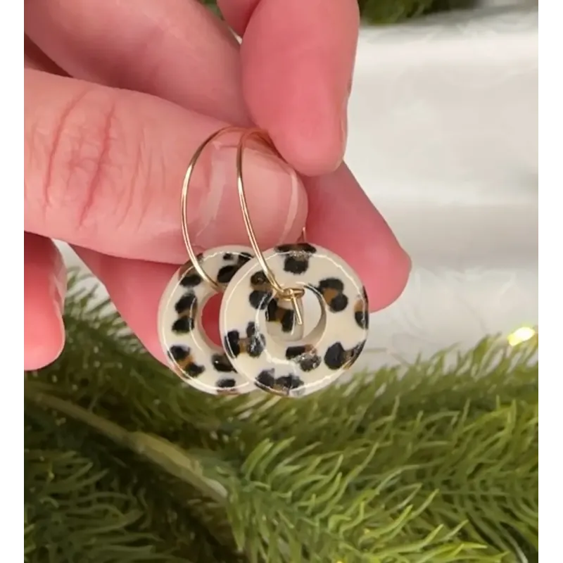Boucles d'oreilles léopard en grès blanc émaillé, façonnées et peintes à la main