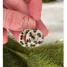 Boucles d'oreilles léopard en grès blanc émaillé, façonnées et peintes à la main
