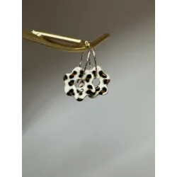 Boucles d'oreilles léopard en grès blanc émaillé, façonnées et peintes à la main