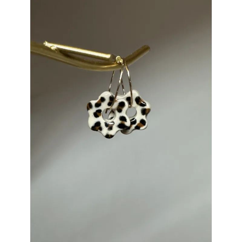 Boucles d'oreilles léopard en grès blanc émaillé, façonnées et peintes à la main